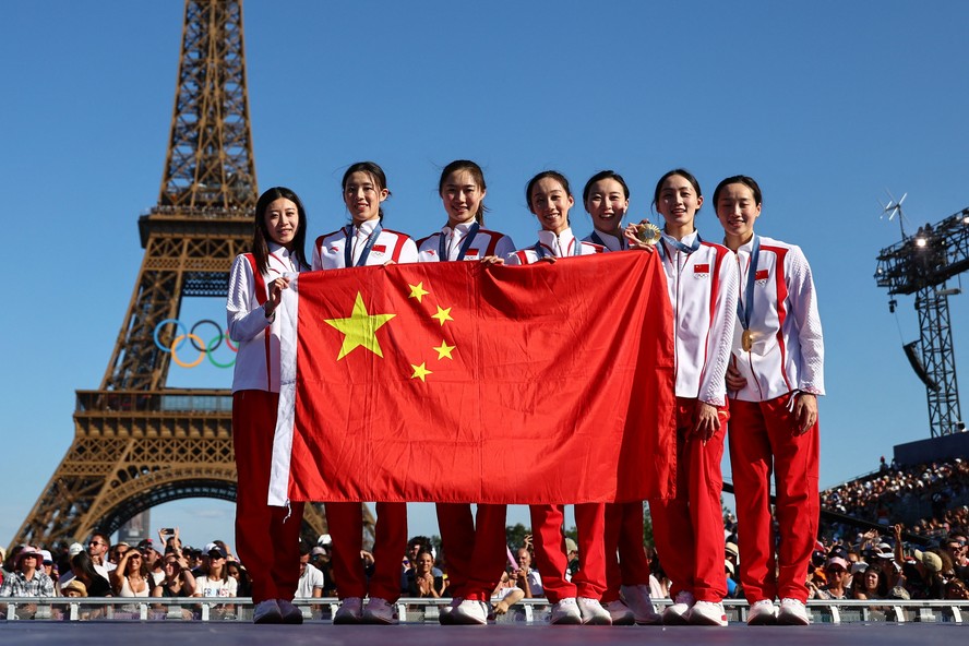 China no pdio: atletas comemoram o ouro no nado artstico