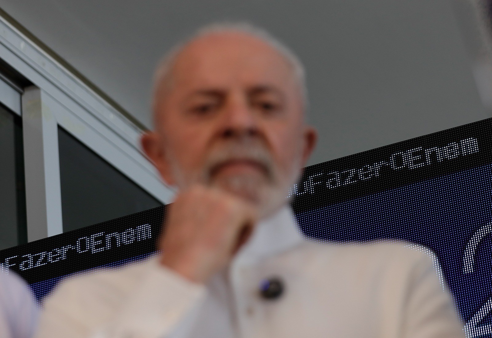 O presidente Lula durante visita à sala de monitoramento do Enem — Foto: Cristiano Mariz/Agência O Globo