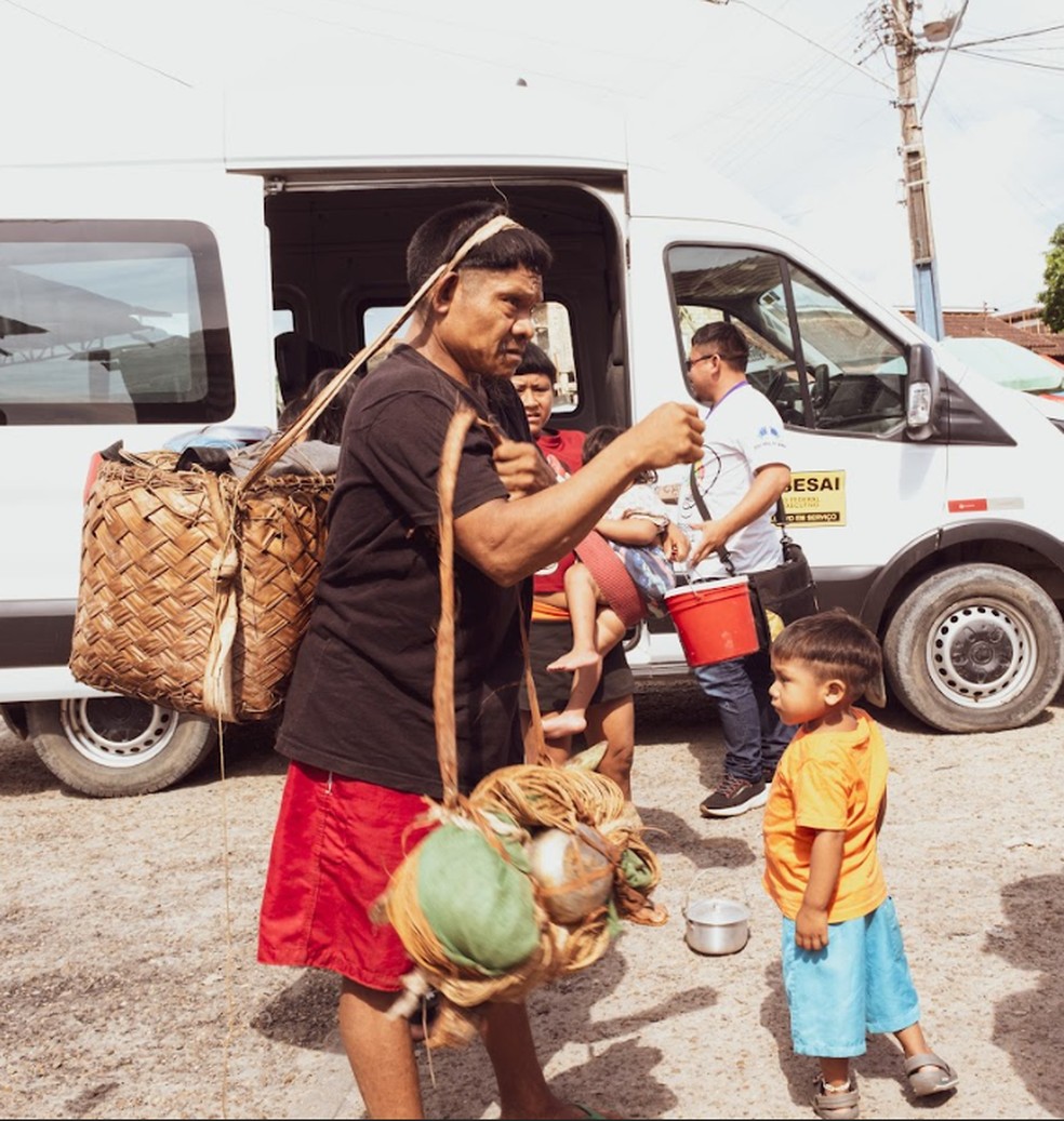 A liderança korubo Xuxu ao descer da van da Sesai que o levou até o porto de Tabatinga — Foto: Damë Bëtxum Matis