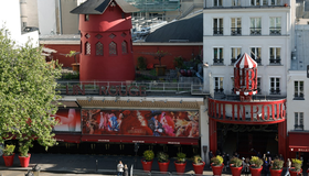 Pás do moinho de vento do clássico cabaré Moulin Rouge de Paris desabam