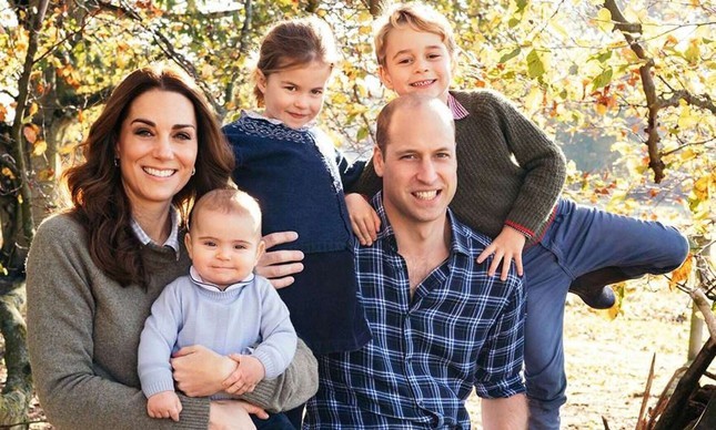 Príncipe William com Kate Middleton e os filhos do casal. O pequeno Louis está no colo de Kate — Foto: Reprodução
