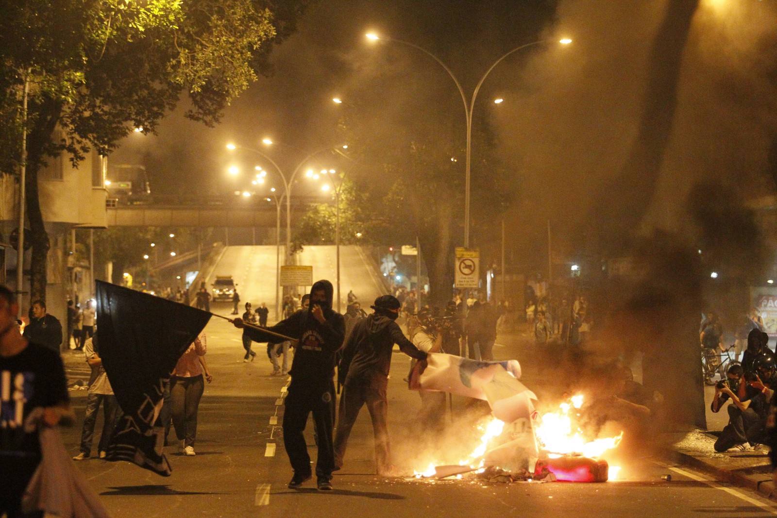 Manifestantes tentam invadir o Palácio Guanabara, sede do governo do estado, em 12 de agosto de 2013 — Foto: Domingos Peixoto 