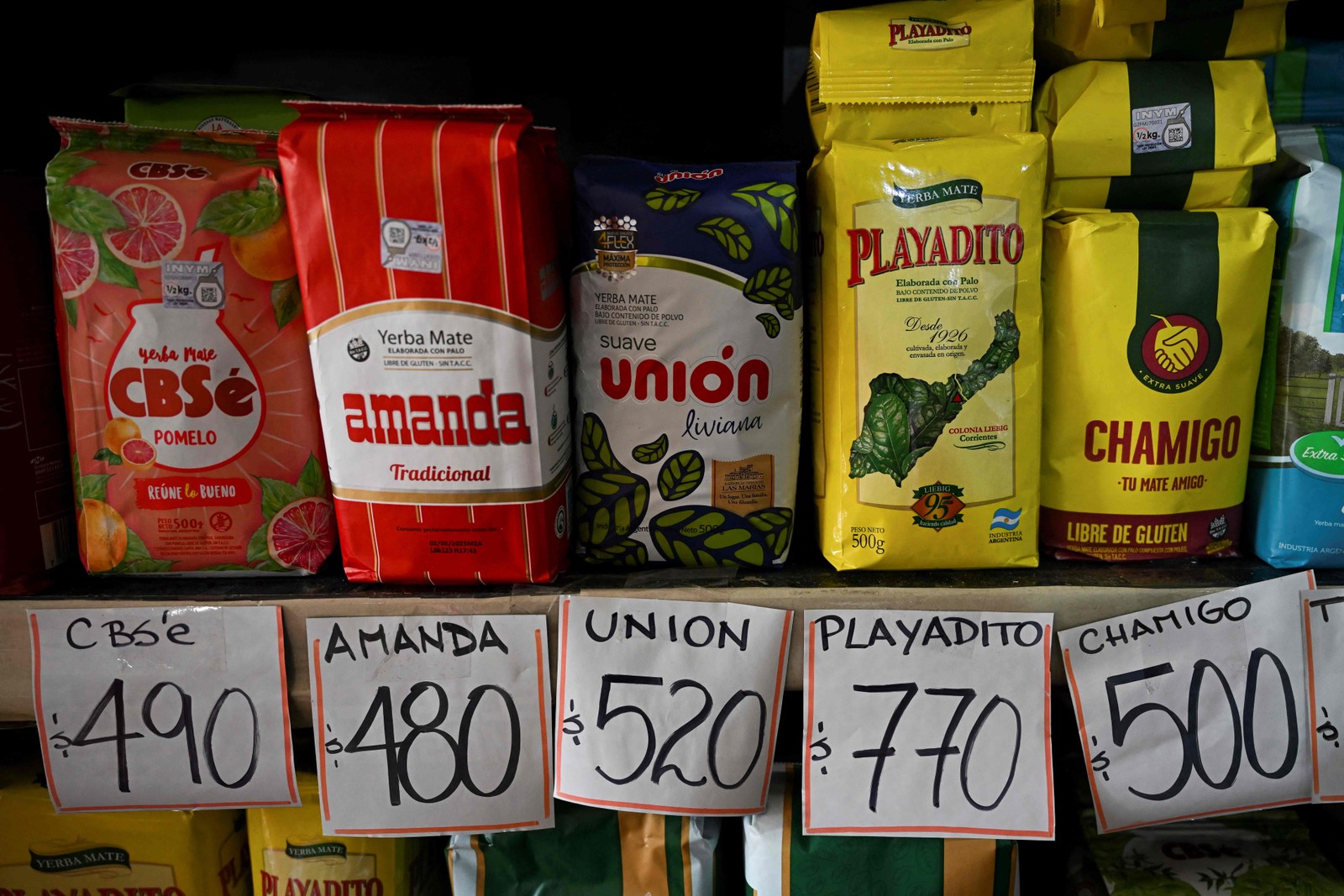 A típica erva-mate argentina também sofreu com a alta de preços devido a crise econômica. — Foto: Luis ROBAYO / AFP