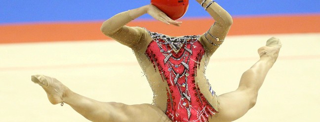 O contorcionismo da ginasta israelense Linoy Ashram criou a ilusão de estar sem cabeça, durante apresentação da ginástica ritimicaREUTERS