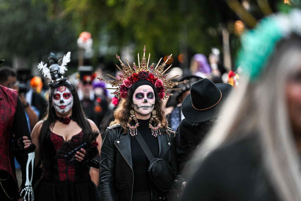 Desfile em celebração ao Dia do Muertos no sábado (1/11), em Fort Lauderdale, Flórida - EUA — Foto: Chandan Khanna / AFP