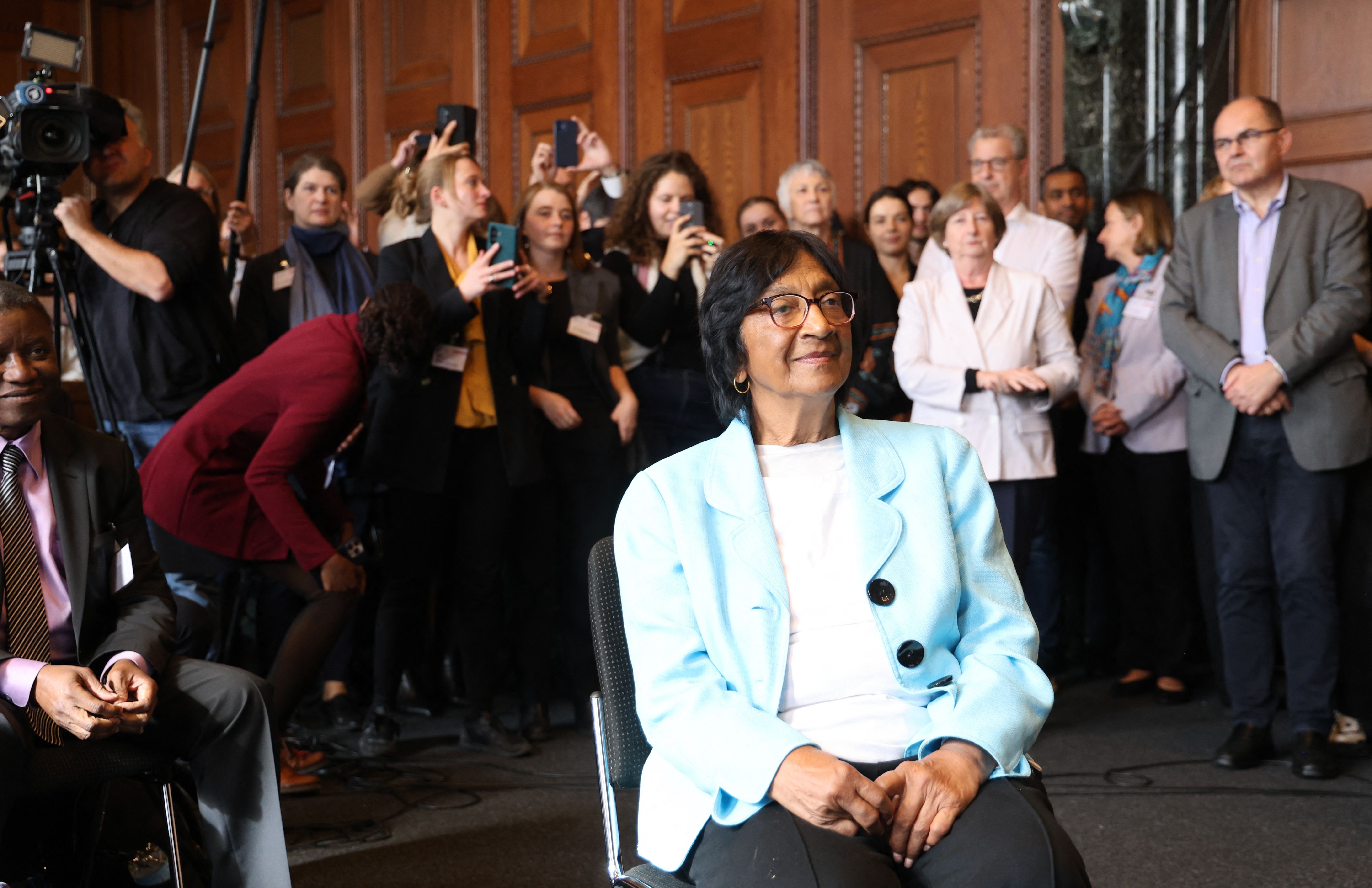 Vencedora do Nobel da Paz 2026 dedica prêmio a sobreviventes de crimes internacionais