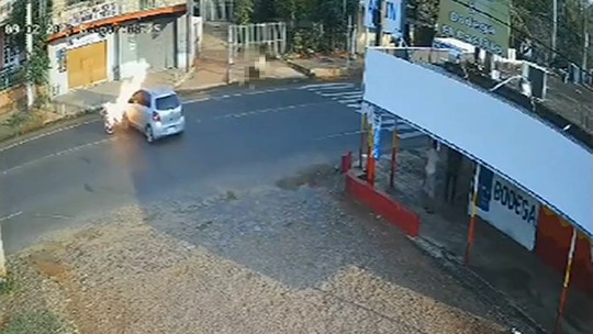 Homem colide contra carro, é arremessado no ar e vê moto 'explodir' após acidente no Paraguai; vídeo