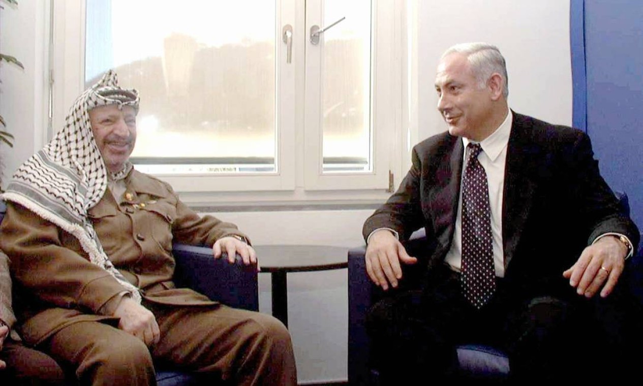 Encontro entre primeiro-ministro israelense, Benjamin Netanyahu, e o presidente palestino, Yasser Arafat, em fevereiro de 1997, em Davos, durante o encontro anual do Fórum Econômico Mundial.  — Foto: Avi Ohayon / Reuters