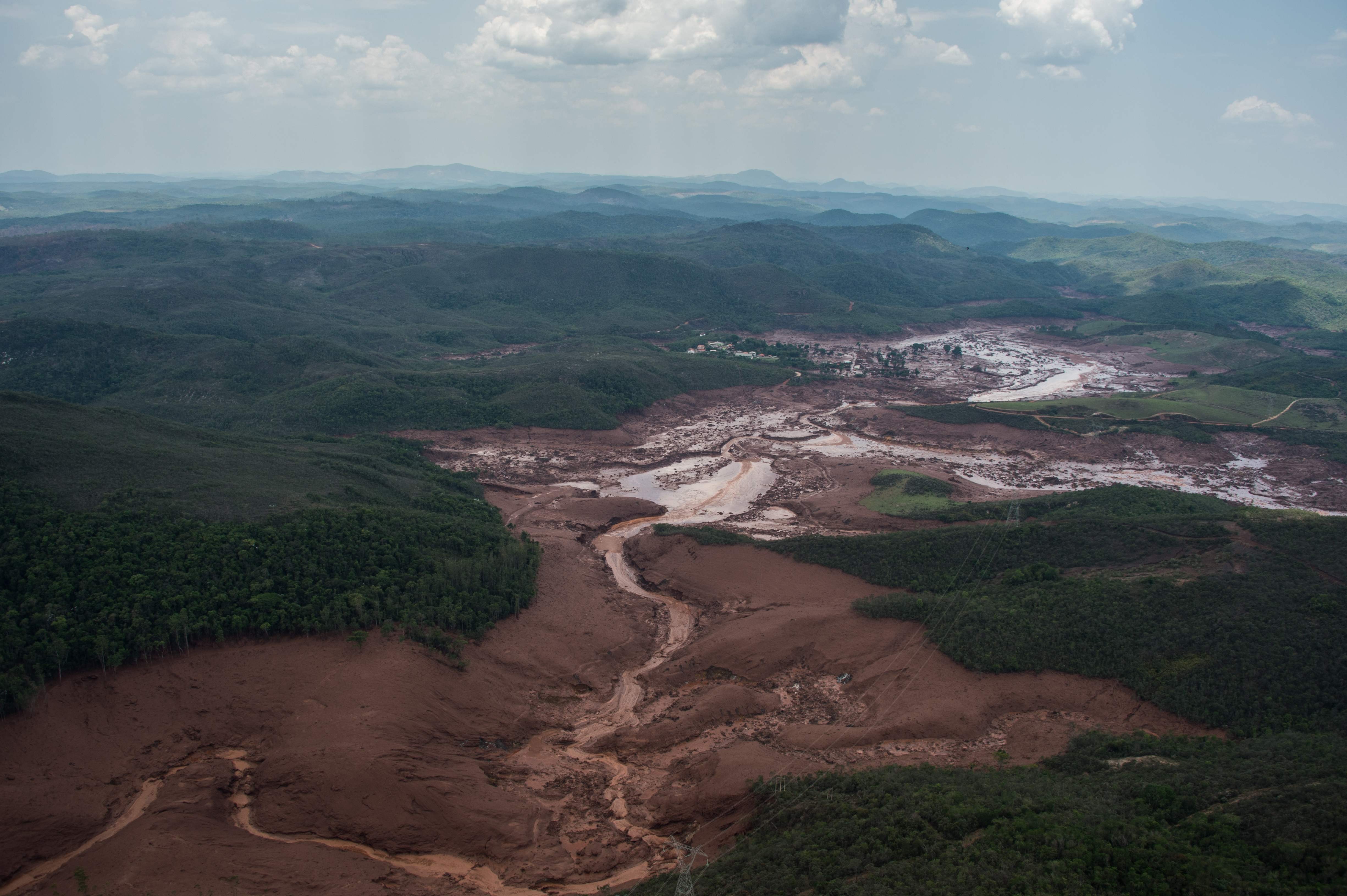 Mineradora responsável pela tragédia de Mariana deve pagar ao menos R$ 557 milhões de multas ambientais