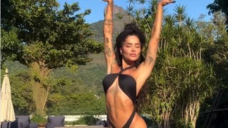 Aline Campos posa em sua mansão, no Itanhangá — Foto: Reprodução/Instagram/@soualinecampos