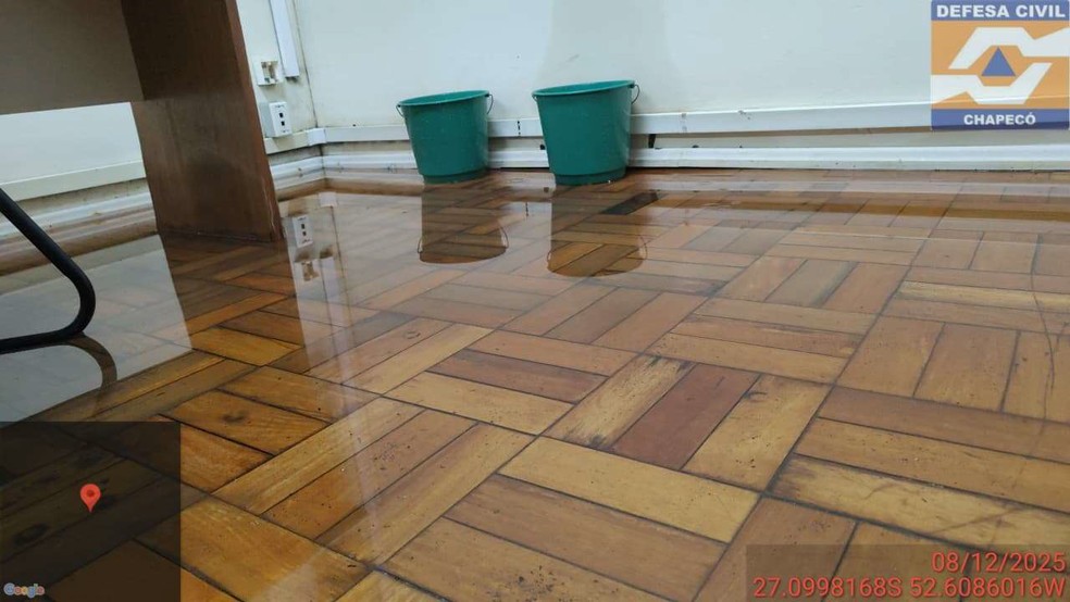 The Chapecó Police Station for the Protection of Children, Adolescents, Women and the Elderly (DPCAMI) saw its operations suspended due to heavy rains which flooded the unit, in Santa Catarina — Photo: Reproduction / Civil Defense of Chapecó