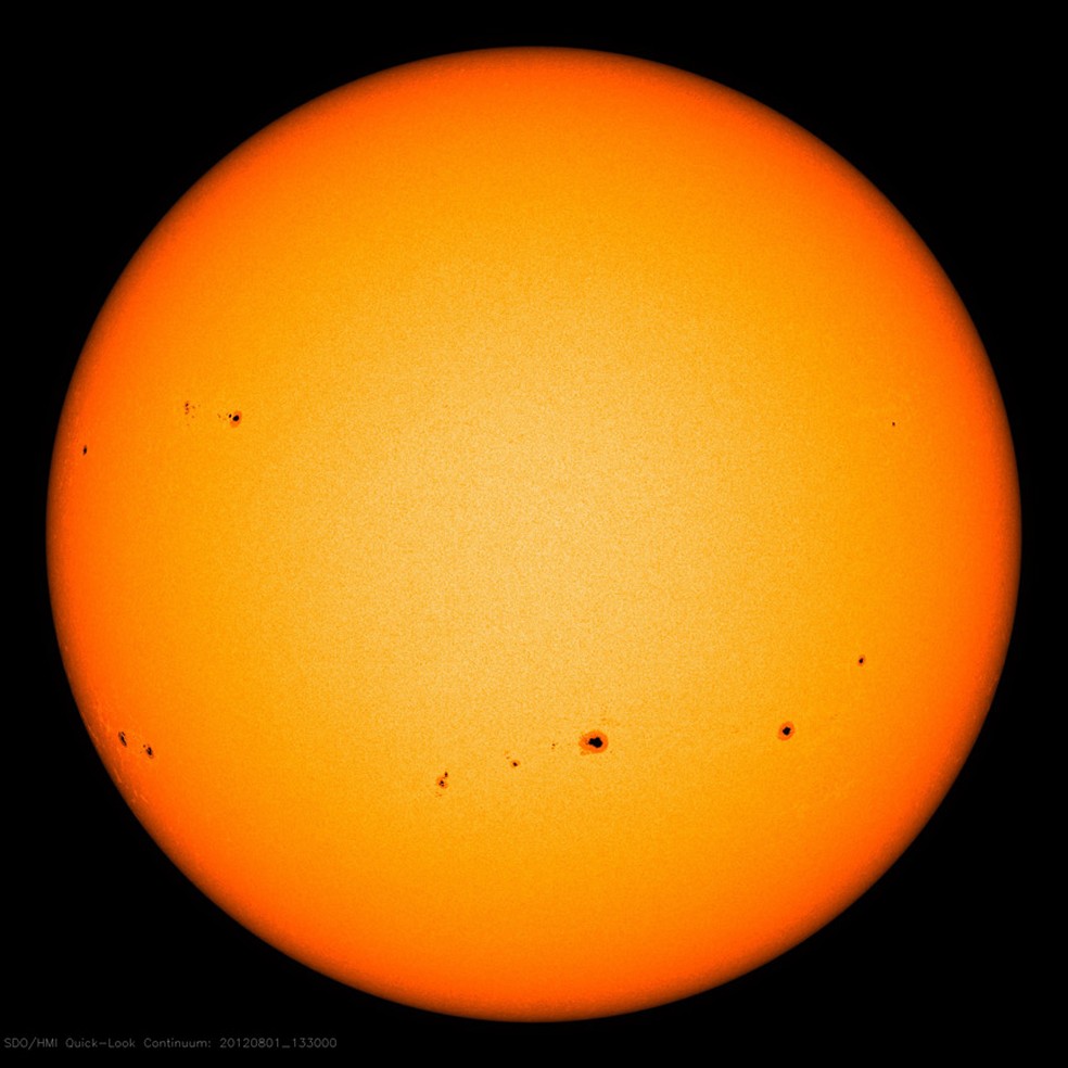 As estranhas manchas que apareceram no Sol — Foto: NASA SDO