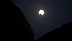 Lua Rosa é vista nos céus do Rio; budistas comemoram data sagrada de Vesak 