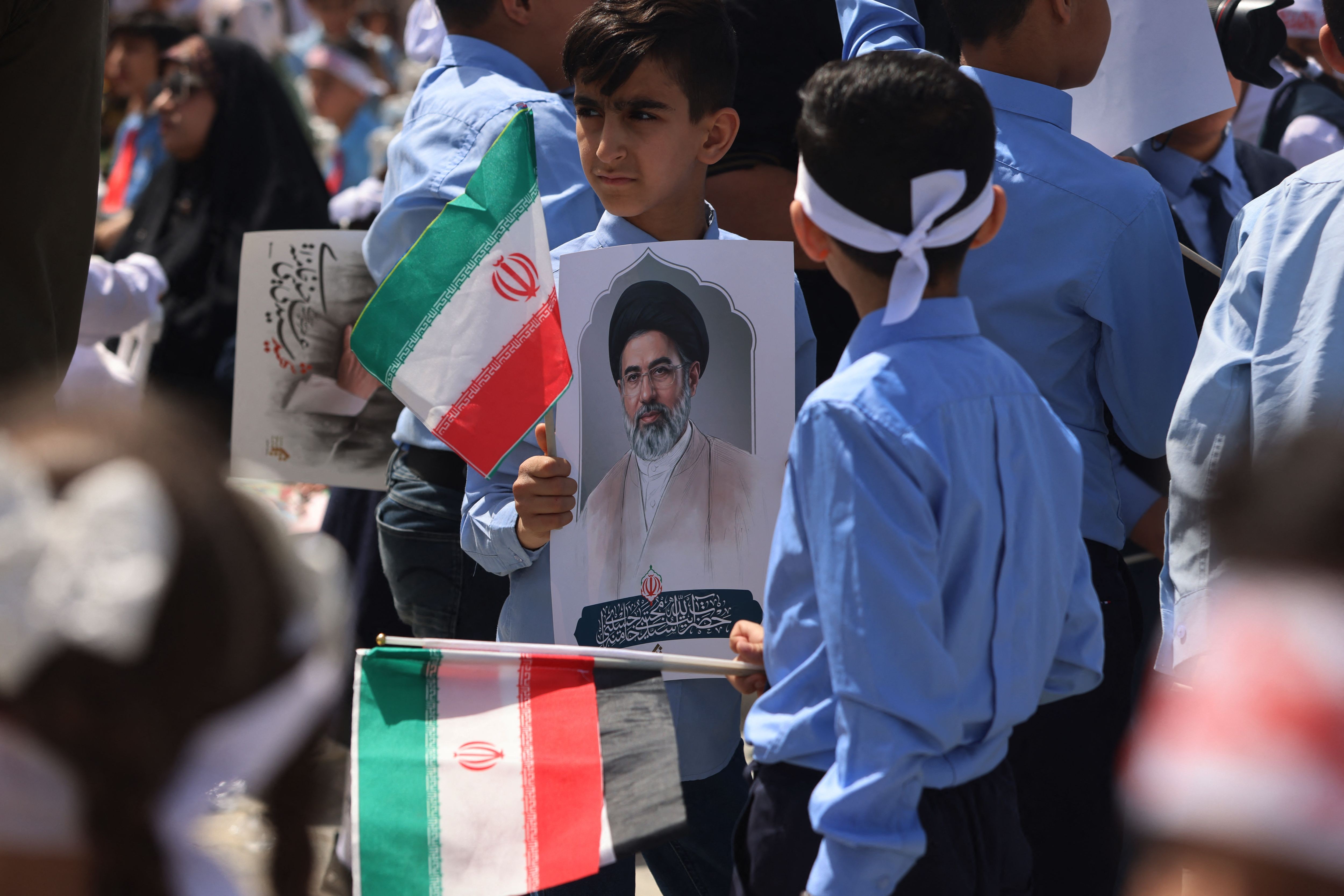 Iranianos formam correntes humanas em torno de pontes e centrais elétricas horas antes de fim de ultimato de Trump