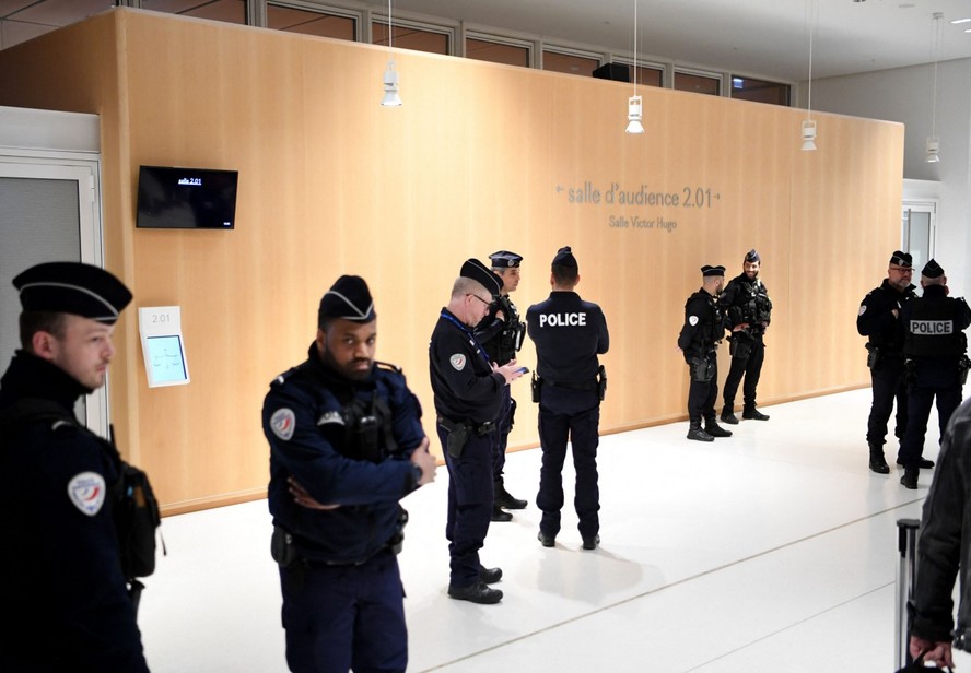 Policiais na sala de audiência onde ocorreu a absolvição da Air France e da Airbus pela queda do voo 447, em 2009