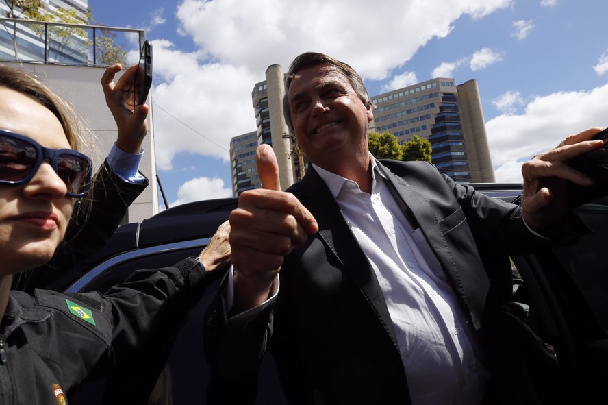 Bolsonaro acena após depoimento na Polícia Federal