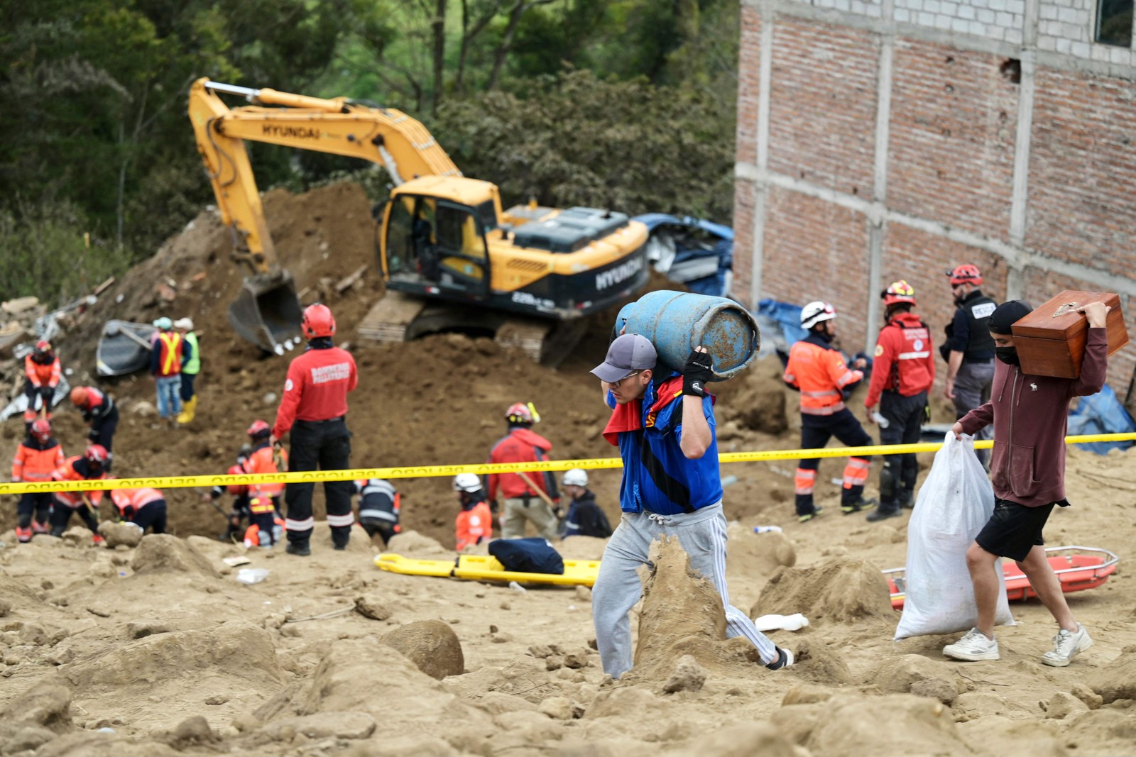 Equipes de resgate buscaram desde segunda-feira mais de 60 pessoas desaparecidas depois das fortes chuvas no sul do Equador — Foto: MARCOS PIN/AFP