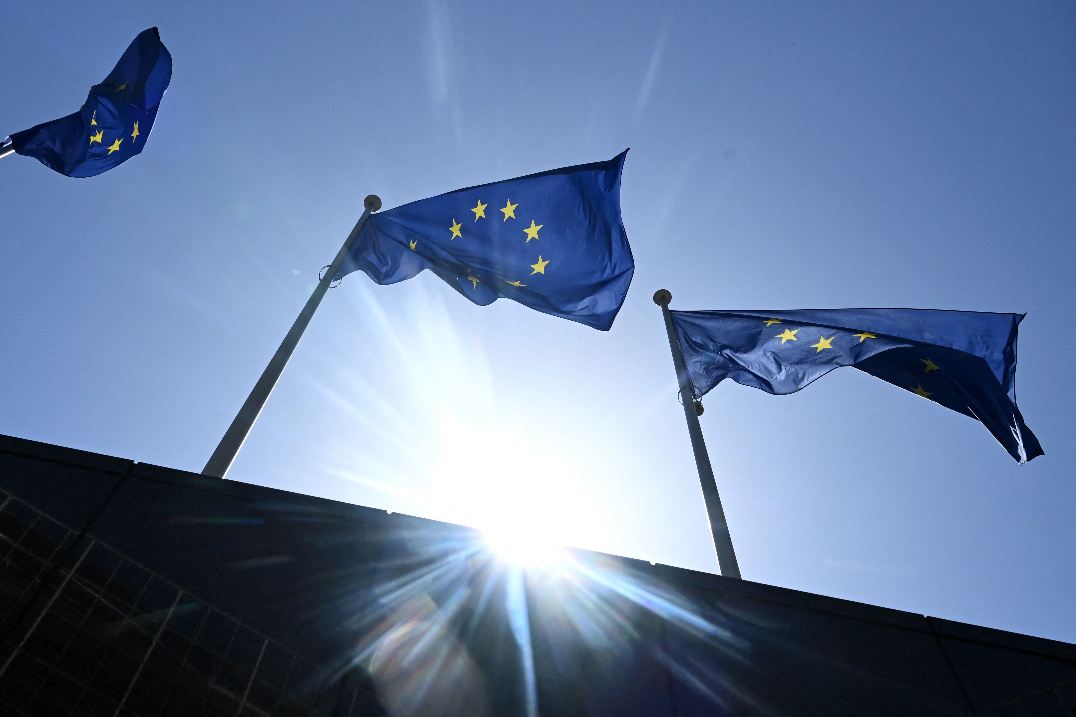 UE firma acordo para apertar regras migratórias e prevê 'centros de retorno' fora das fronteiras do bloco