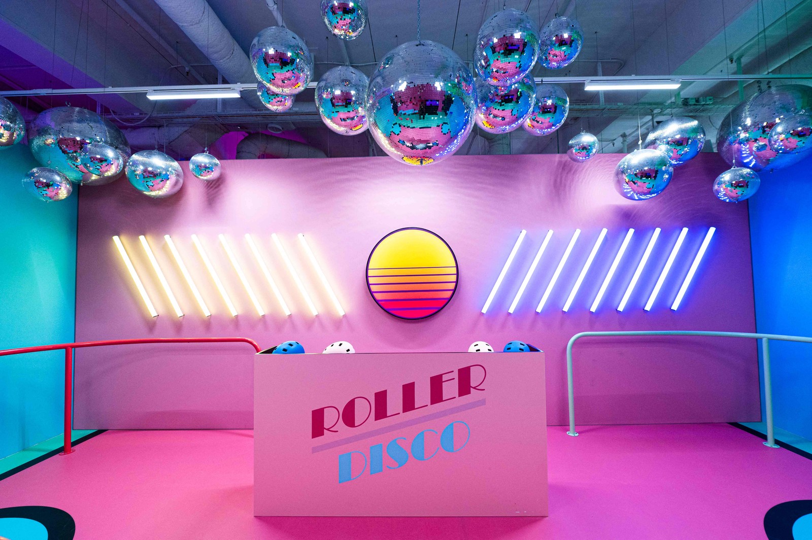 Uma foto tirada em abril de 2022 mostra a sala "Roller Disco" dentro do Youseum, o  novo "museu" de selfies na Suécia que está mudando o roteiro, tornando os visitantes tanto o artista quanto a exposição.AFP