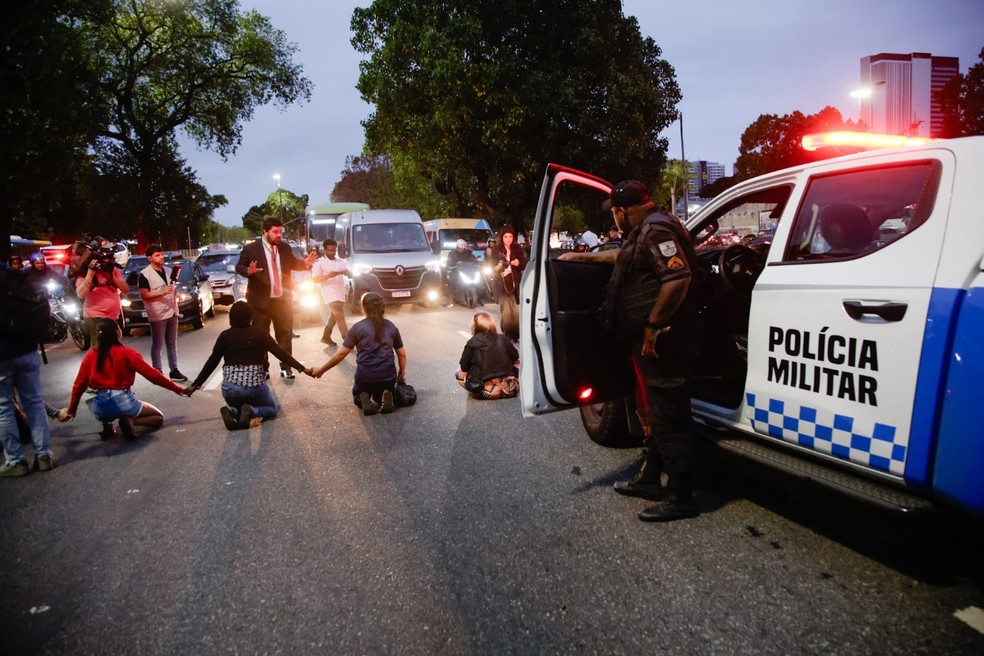 Parentes de mortos em megaoperação no Rio fecham trecho da Avenida Francisco Bicalho em protesto pela ação policial — Foto: Leo Martins / Agência O Globo