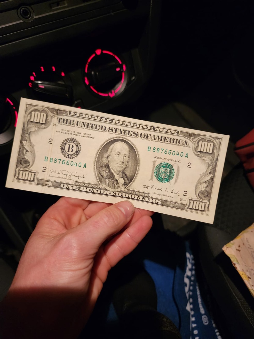 Nota de US$ 100 encontrada em mala enviada por engano como doação ao RS — Foto: Reprodução