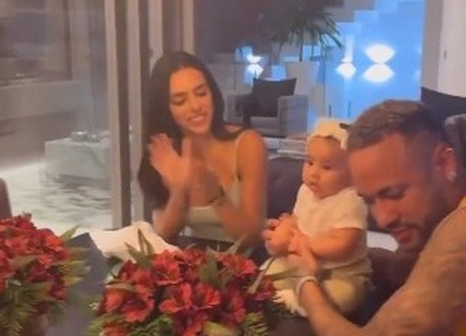 Neymar não larga poker nem para cantar 'parabéns' para a filha Mavie, e é  criticado nas redes sociais; veja vídeo