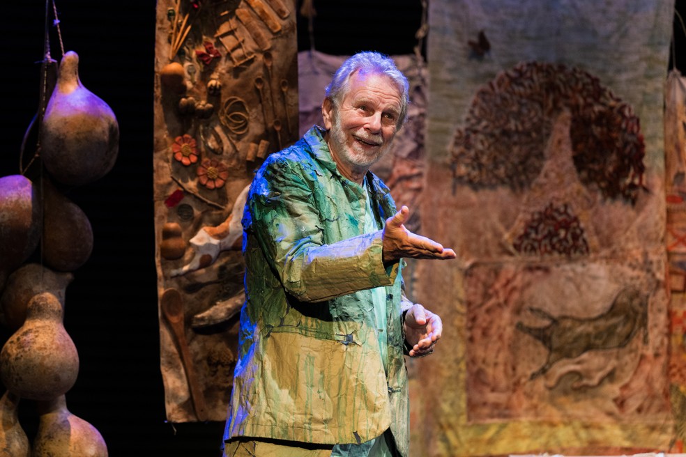 Jonas Bloch em cena do solo "Delírio", inspirado na obra do poeta Manoel de Barros — Foto: Divulgação/Flávia Canavarro