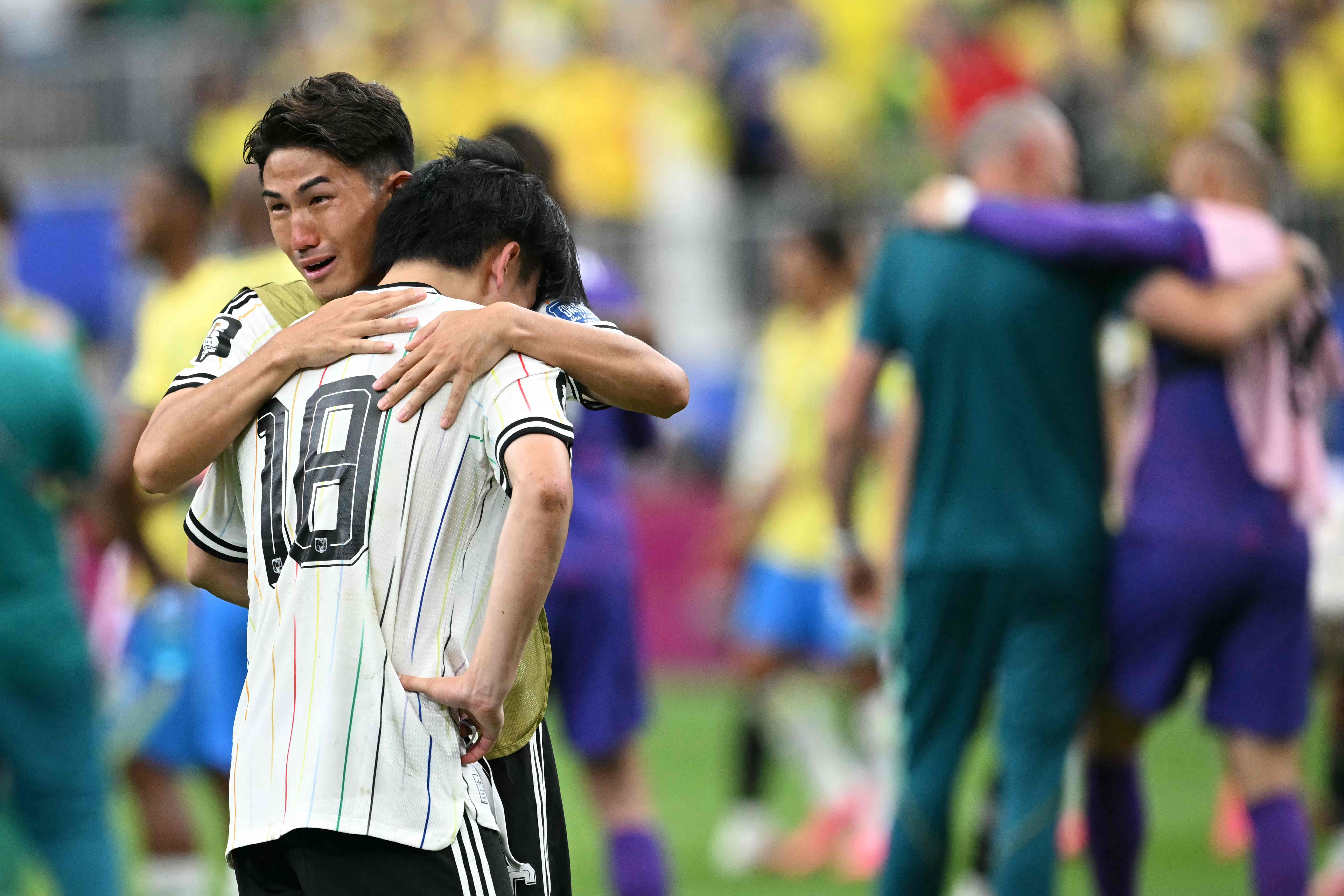 Japoneses ficam inconsoláveis após derrota de virada para o Brasil na Copa do Mundo; veja imagens