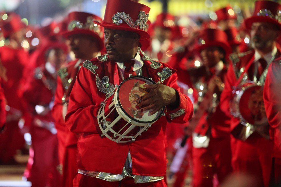 Ritmistas da bateria no desfile da Unidos do Viradouro — Foto: Fabiano Rocha / Agência O Globo