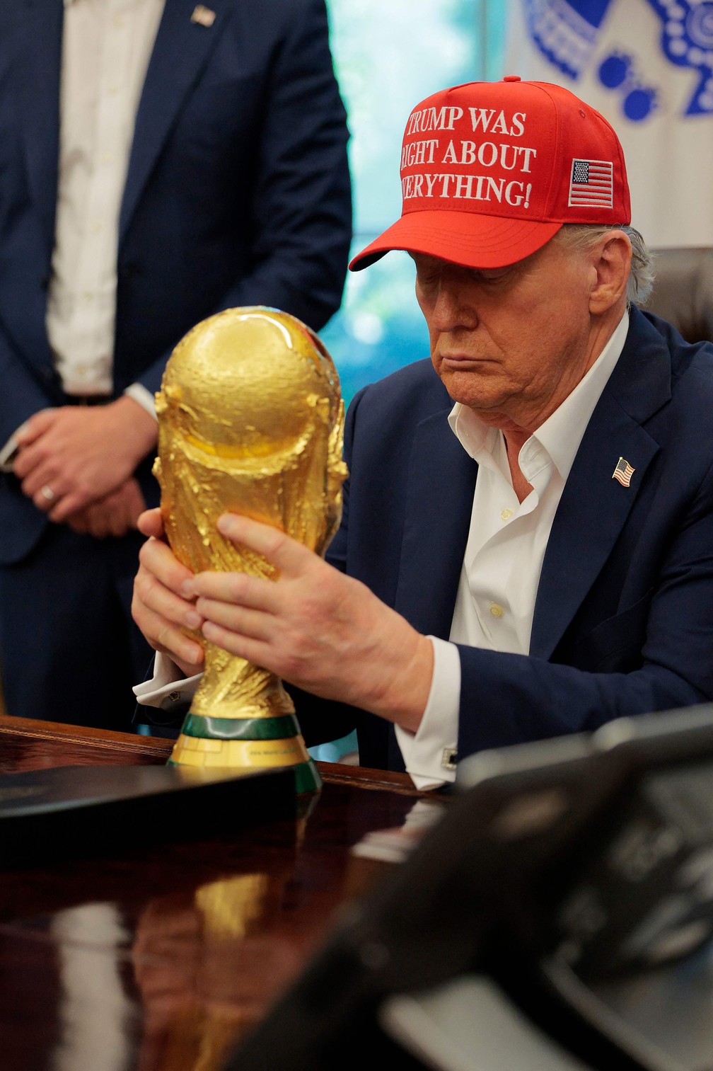 Trump com a taça da Copa do Mundo — Foto: Chip Somodevilla/Getty Images/AFP