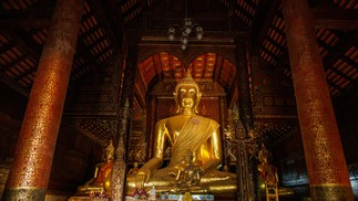 Estátuas de Buda dentro do templo Wat Phra Kaeo Don Tao Suchadaram, em Lampang, no norte da Tailândia — Foto: Andre Malerba/The New York Times