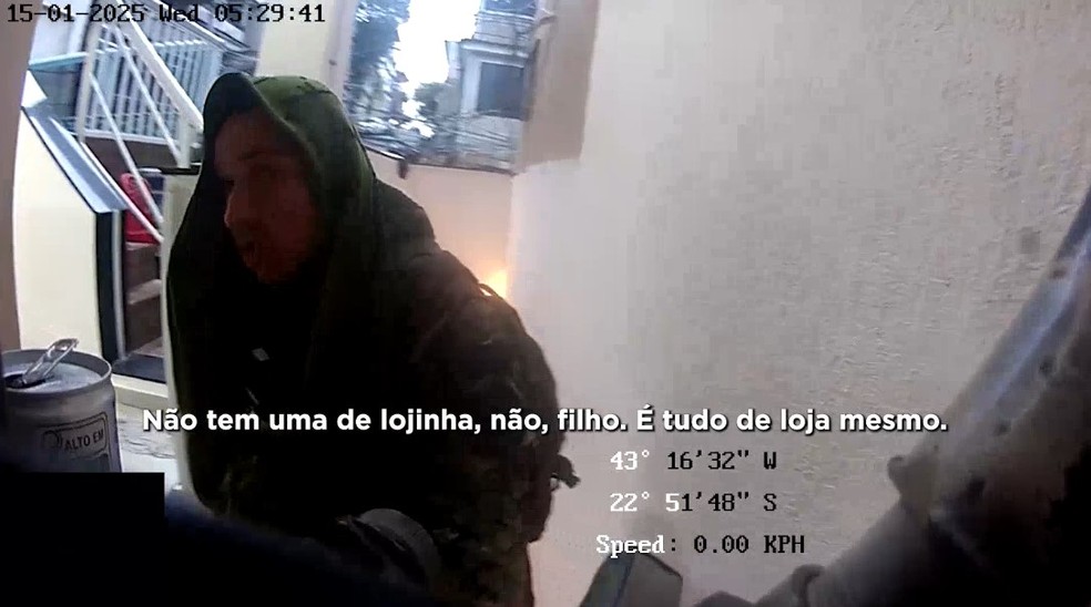 PM comenta qualidade de itens em casa no Complexo do Alemão — Foto: Reprodução