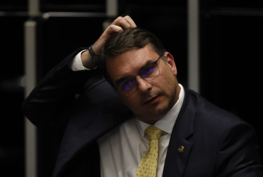 Flavio Bolsonaro tenta acalmar bolsonaristas: Confiem no capitão