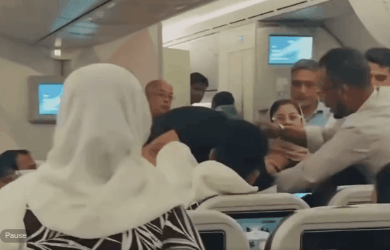 Luta corporal entre dois homens durante voo que saia de Londres assusta passageiros e viraliza; vídeo