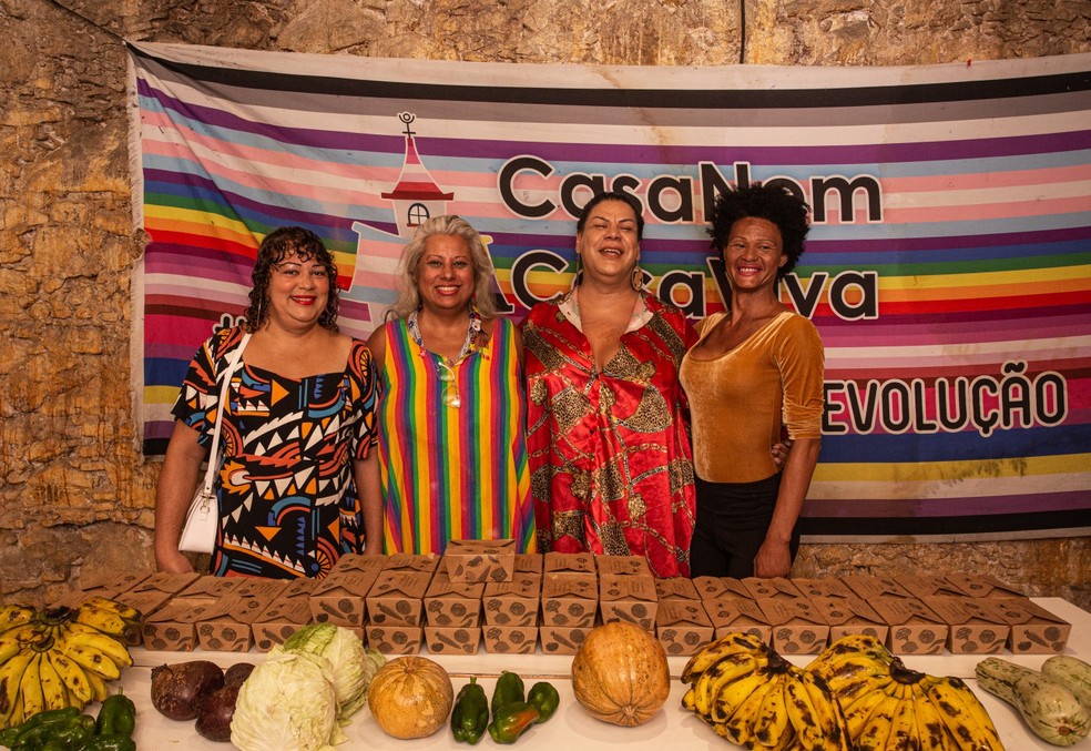 Juliel, Indianarae, Lorrana e Daniela, que vivem na CasaNem (a partir da esquerda): instituição recebe refeições, frutas e legumes da Ação da Cidadania — Foto: Beatriz Orle