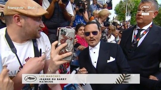 Johnny Depp é ovacionado pelo público no tapete vermelho do Festival de Cannes; veja fotos