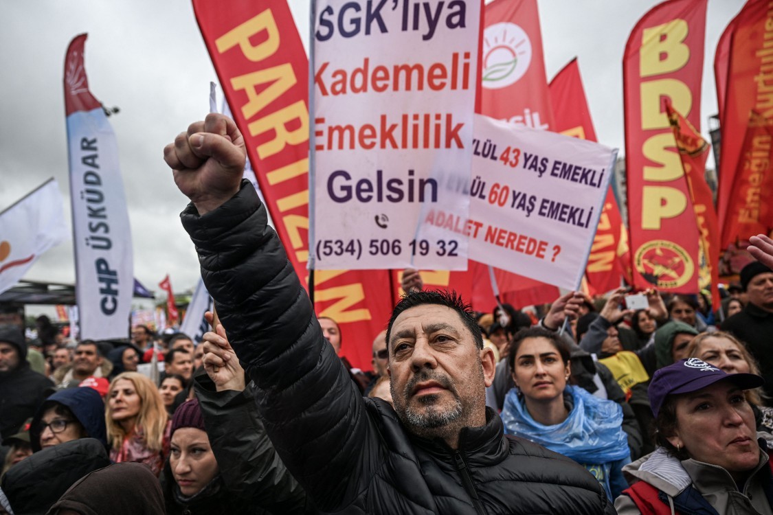 Tribunal destitui liderança do principal partido de oposição da Turquia