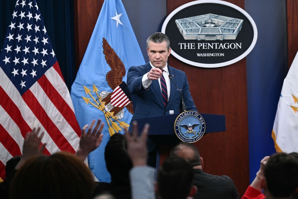 Pete Hegseth fala sobre ação militar dos EUA no Irã, no Pentágono, em 2 de março de 2026; conflito se intensifica no Oriente Médio — Foto: Brendan Smialowski/AFP