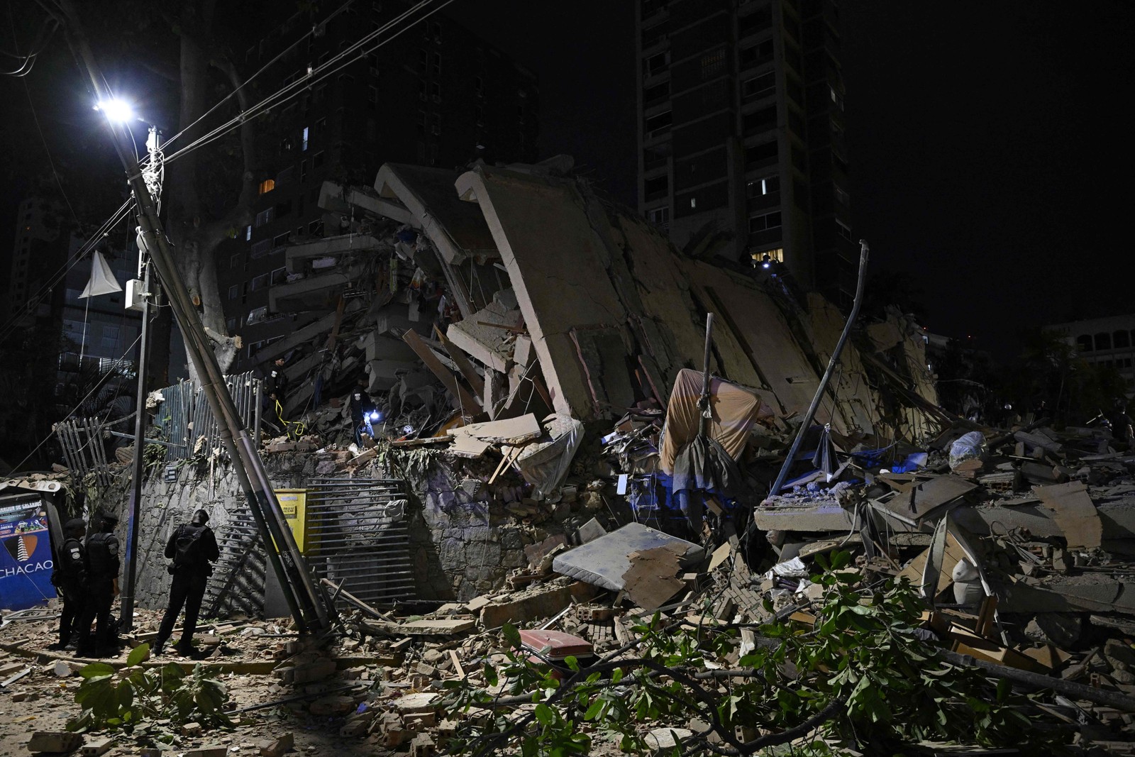 Dezenas de socorristas trabalhavam entre os escombros em busca de possíveis vítimas e sobreviventes — Foto: Federico Parra/AFP