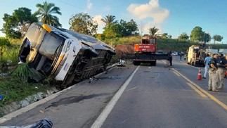 Ônibus de turismo que saiu do Rio de Janeiro tomba e deixa oito mortos na Bahia — Foto: Reprodução/Liberdade News