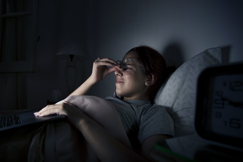 A exposição às telas antes de dormir interfere na qualidade do sono — Foto: Freepik