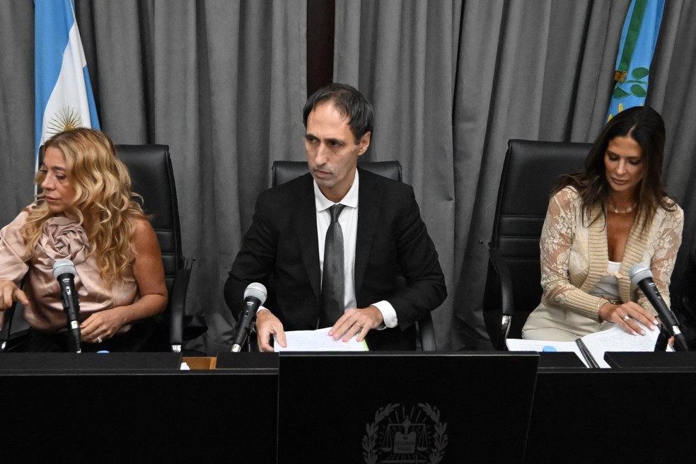 Juízes que participam do julgamento sobre a morte de Maradona (Julieta Makintach é a primeira da direita para esquerda) — Foto: Luis Robayo/AFP