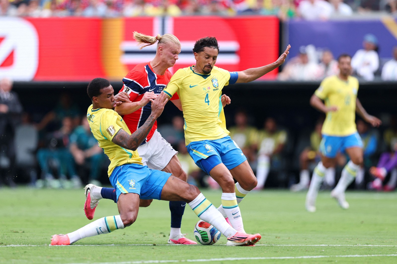 Erling Haaland compete o domínio da bola com Gabriel Magalhaes e Marquinhos — Foto: Getty Images via AFP