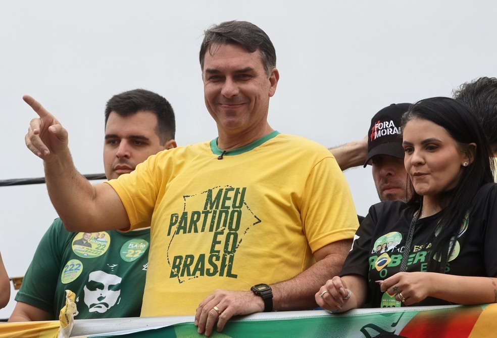 'Meu partido é o Brasil': Flávio repetiu camisa de Jair — Foto: Fabiano Rocha