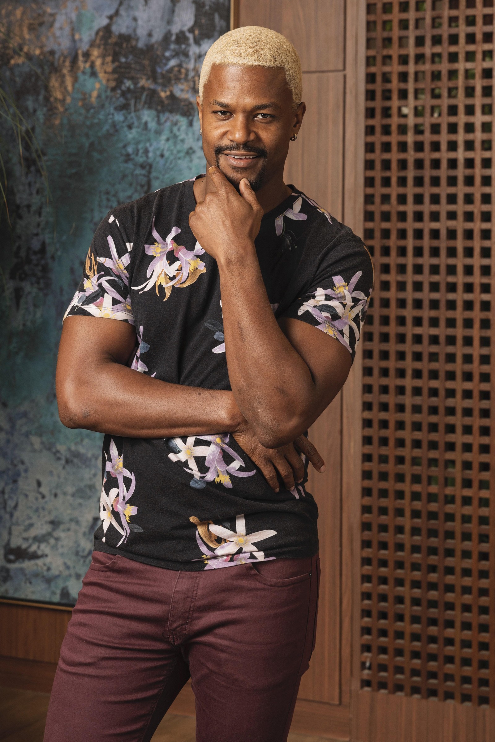 Sirley (David Junior) é marido de Leidi (Thalita Carauta). Não gosta de trabalhar e gasta dinheiro em apostas de corrida de cavalos. Ele desfrutará das vantagens após a mulher chantagear Ísis (Mariana Ximenes) — Foto: Globo/ Manoella Mello