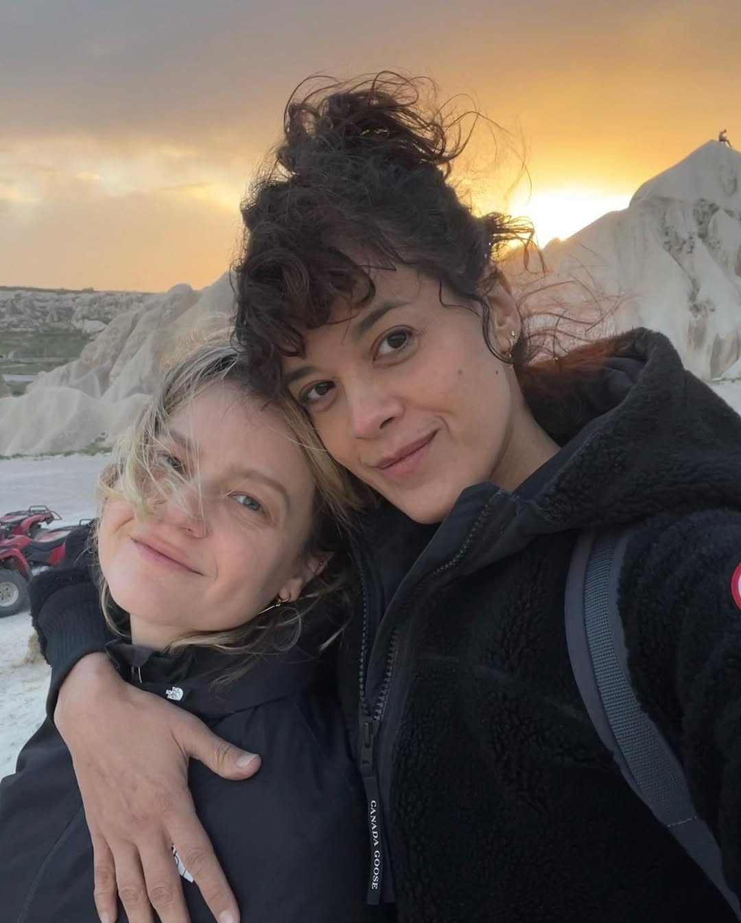On air as Cecilia from Vale Tudo, Maeve Jenkings is dating director Karolina Markoix – Photo: Reproduction/Instagram