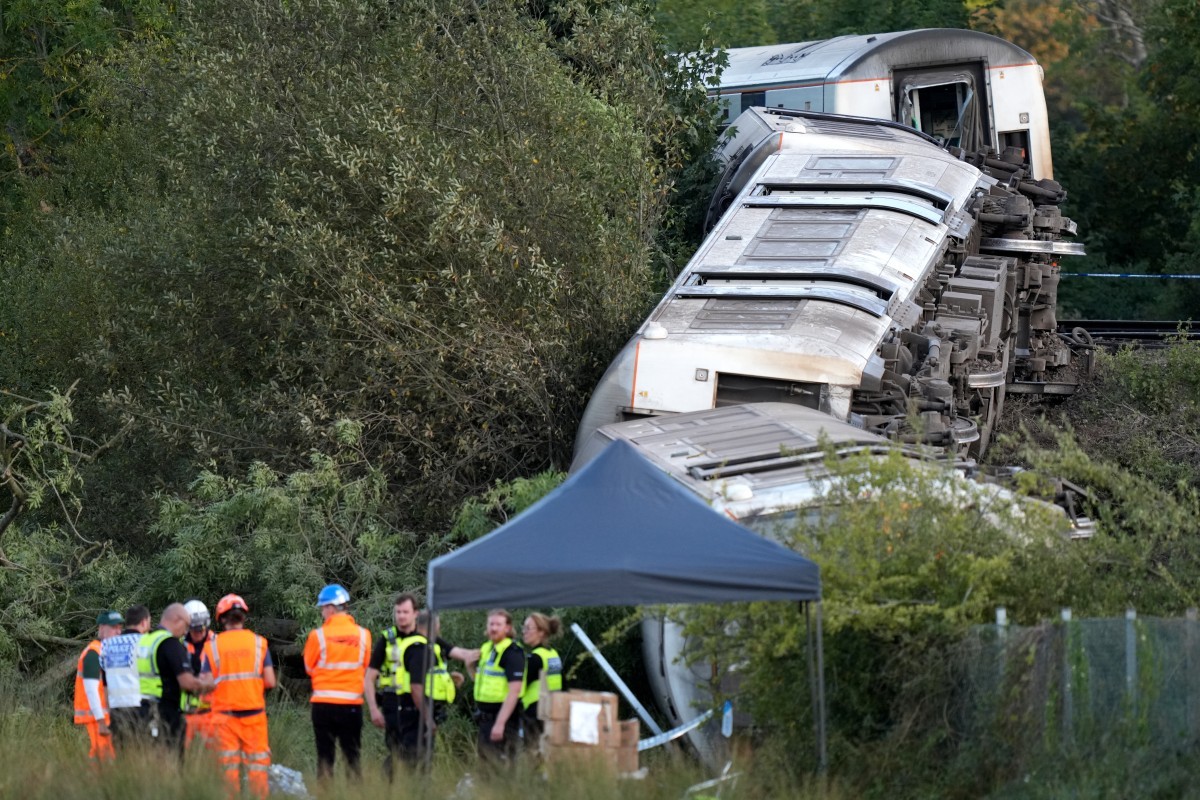 Trem descarrila na Inglaterra e passageiros são arremessados dos assentos: 