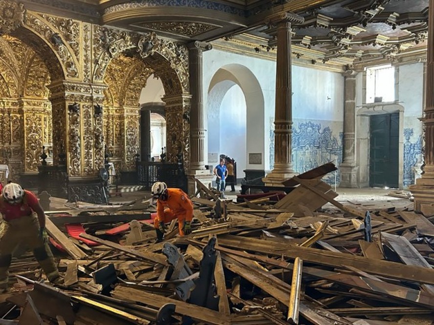 O interior da Igreja da Ordem Primeira de S&atilde;o Francisco, em Salvador, onde teto desabou