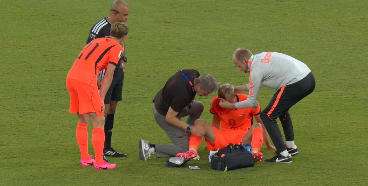 Jogador da Holanda tem corte na cabeça durante jogo com Marrocos na Copa e cena choca a web