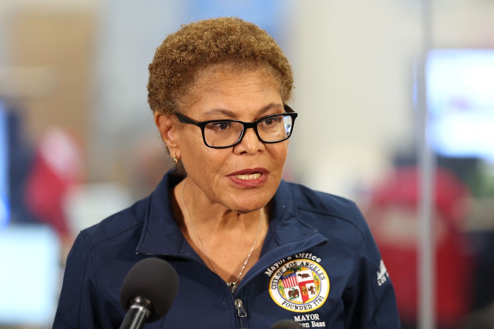 Prefeita de Los Angeles, Karen Bass, em entrevista coletiva — Foto: Patrick T. Fallon / AFP